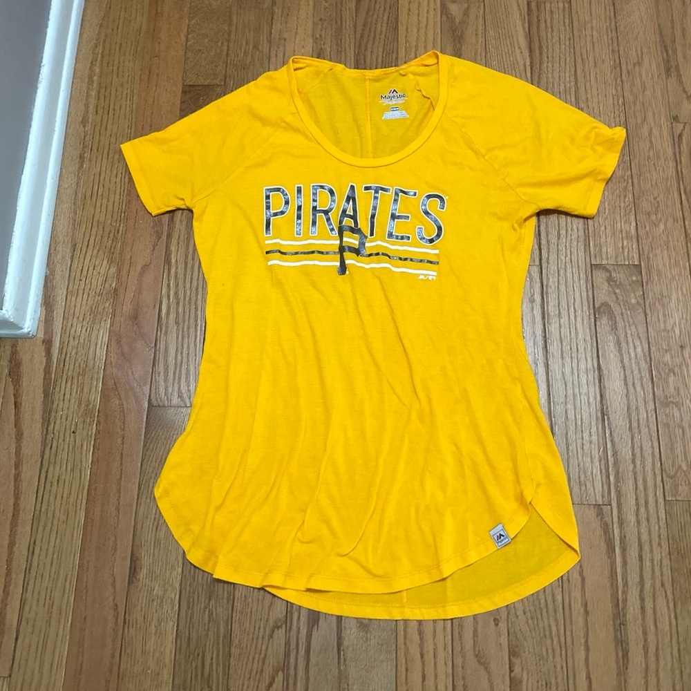 Women’s Pirates Yellow T-Shirt Size Medium Excellent Condition